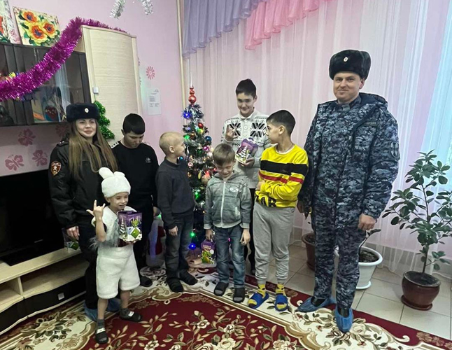 На Южном Урале Дед Мороз специального назначения продолжает поздравлять детей  
