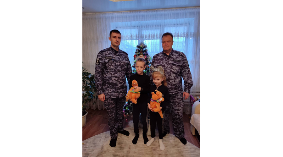 Дед Мороз специального назначения продолжает поздравлять детей на Южном Урале