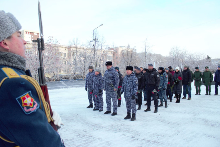 На Южном Урале росгвардейцы приняли участие в памятных мероприятиях ко Дню Героев Отечества