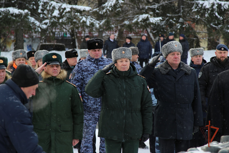 В Челябинске в День Неизвестного солдата росгвардейцы возложили цветы к Вечному огню