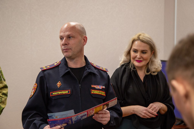 В преддверии Нового года представители благотворительного фонда «Бирюзовый» поддержали семьи росгвардейцев с особенными детьми 