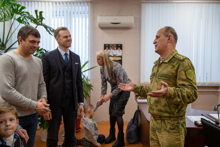 В преддверии Нового года представители благотворительного фонда «Бирюзовый» поддержали семьи росгвардейцев с особенными детьми 