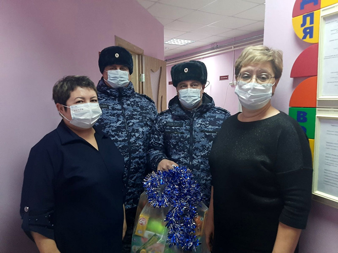 На Южном Урале Дед Мороз специального назначения продолжает поздравлять детей  