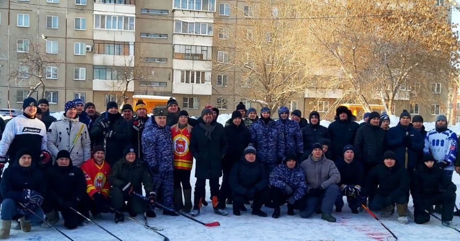 Росгвардейцы провели соревнования по хоккею на валенках в Челябинске