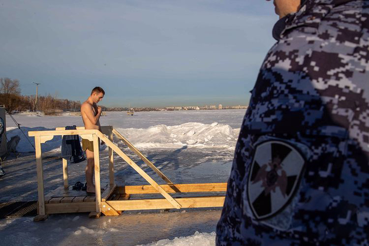 В Челябинске росгвардейцы окунулись в иордань