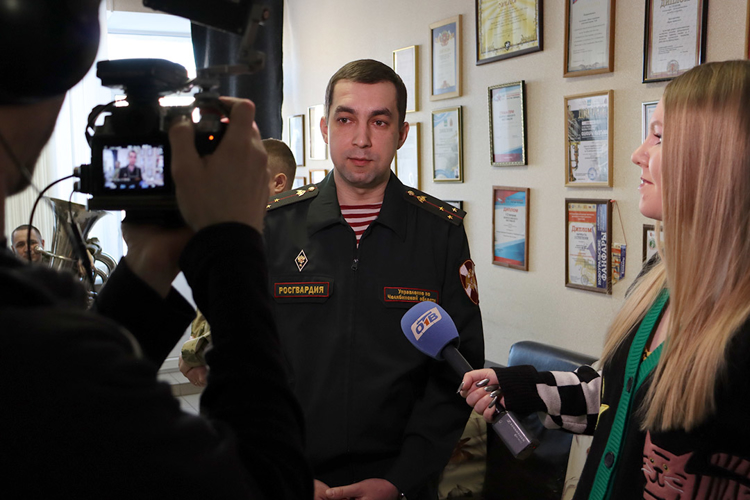 В прямом эфире челябинского телевидения оркестр Росгвардии поздравил жителей Южного Урала с наступающим праздником