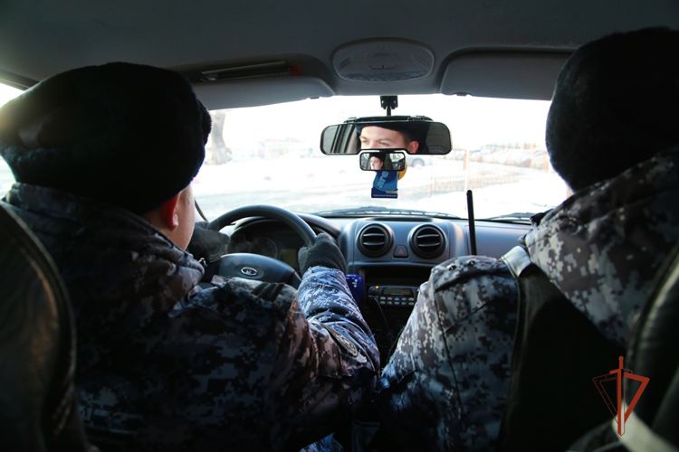 В Челябинске росгвардейцы задержали мужчину подозреваемого в распространении наркотиков