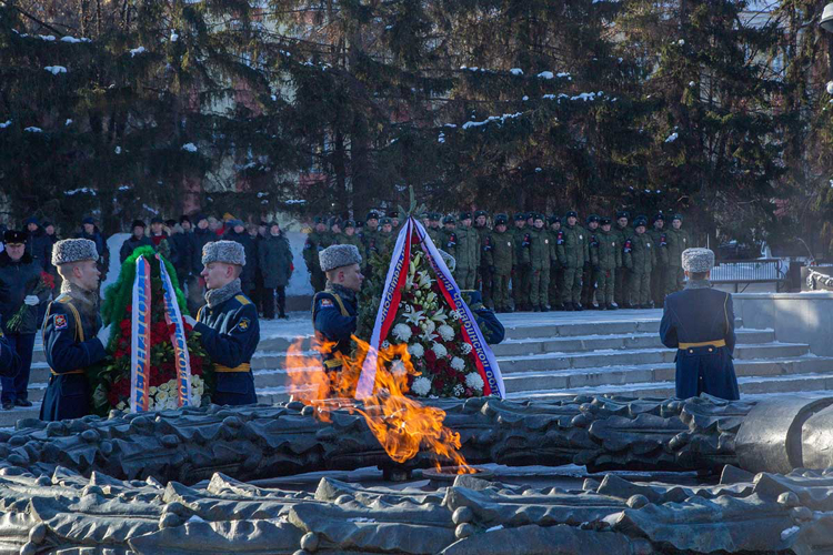 Начальник управления Росгвардии по Челябинской области возложил цветы к вечному огню в День защитника Отечества