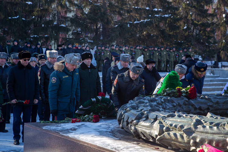 Начальник управления Росгвардии по Челябинской области возложил цветы к вечному огню в День защитника Отечества