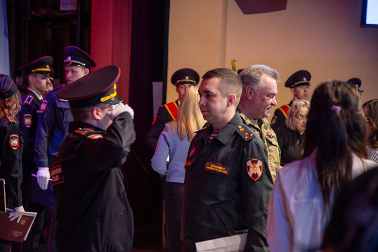 Военнослужащий Росгвардии вручил дипломы выпускникам подшефного челябинского колледжа