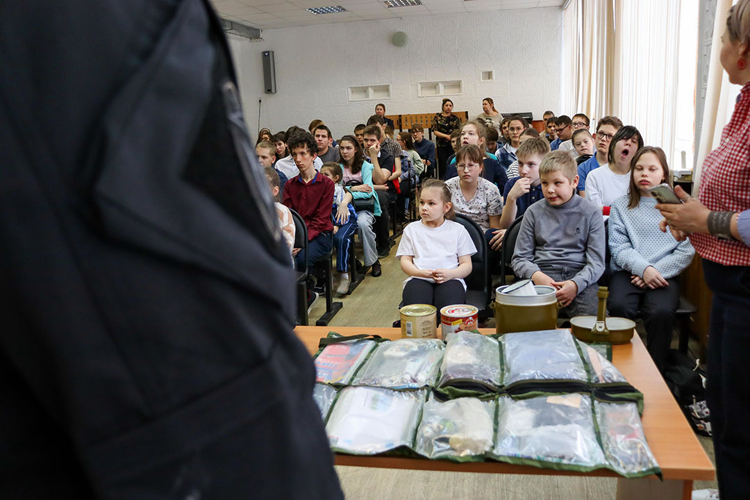 Сотрудники челябинского ОМОН «Атом» провели урок мужества для подшефных школьников