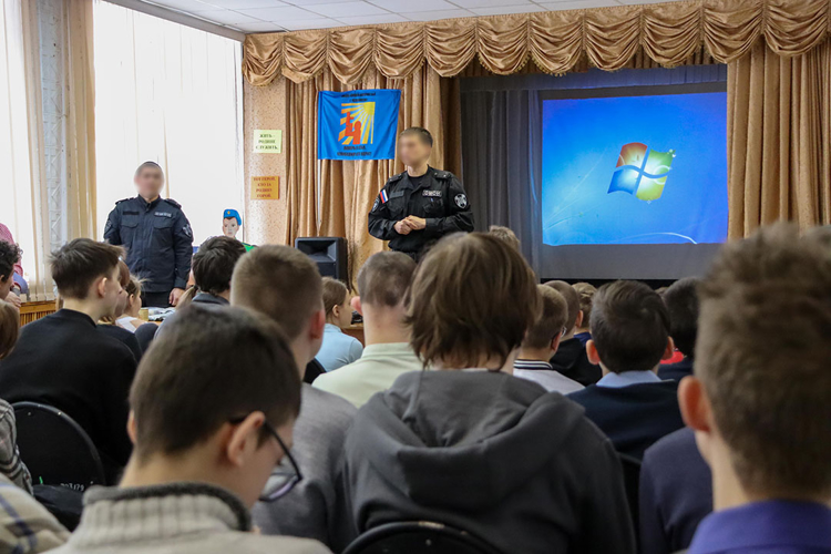 Сотрудники челябинского ОМОН «Атом» провели урок мужества для подшефных школьников