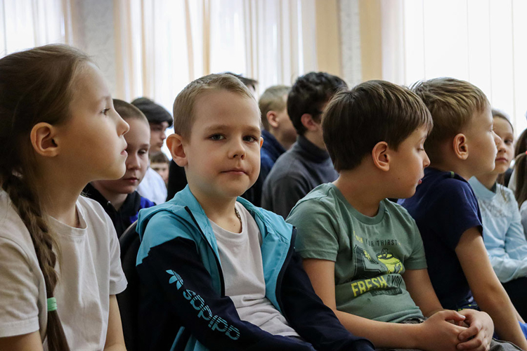 Сотрудники челябинского ОМОН «Атом» провели урок мужества для подшефных школьников
