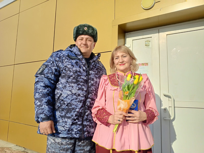 По всему Южному Уралу росгвардейцы поздравили женщин-сотрудниц с 8 марта