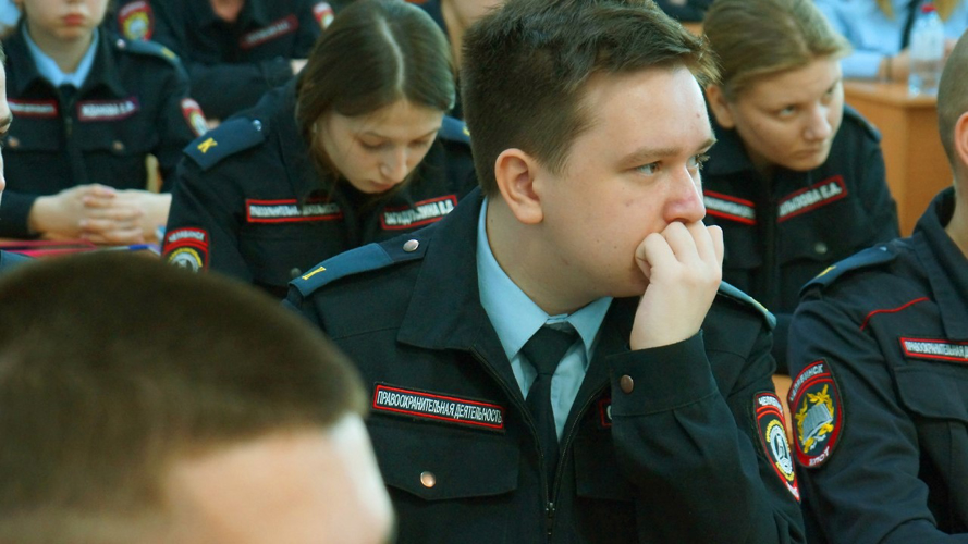 Сотрудники ОМОН «Воин» рассказали челябинским студентам как вести себя в экстренных ситуациях