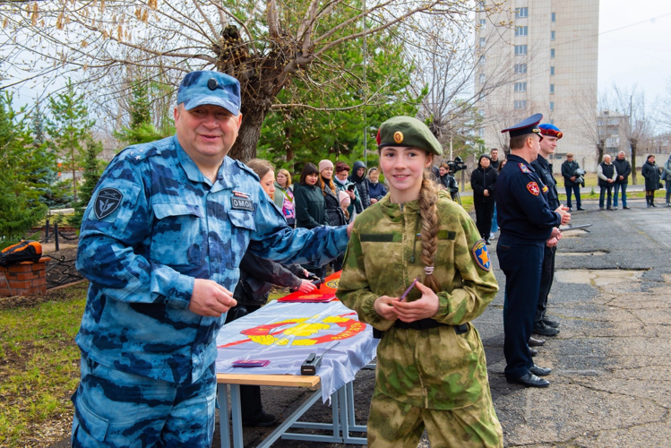 В Магнитогорске начальник территориального управления Росгвардии вручил береты участникам «Гвардейской смены»