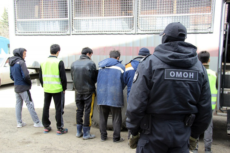 При содействии ОМОН выявлены нелегальные мигранты