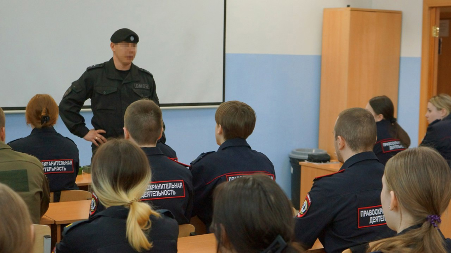 Сотрудники ОМОН «Воин» рассказали челябинским студентам как вести себя в экстренных ситуациях