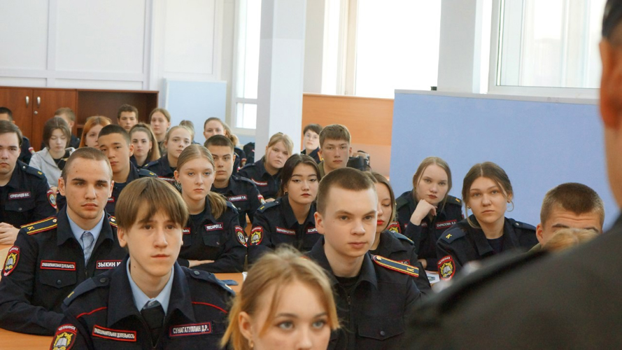Сотрудники ОМОН «Воин» рассказали челябинским студентам как вести себя в экстренных ситуациях