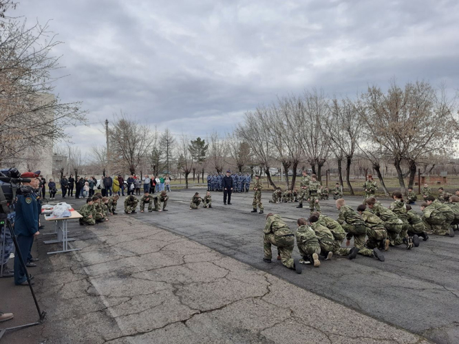В Магнитогорске начальник территориального управления Росгвардии вручил береты участникам «Гвардейской смены»