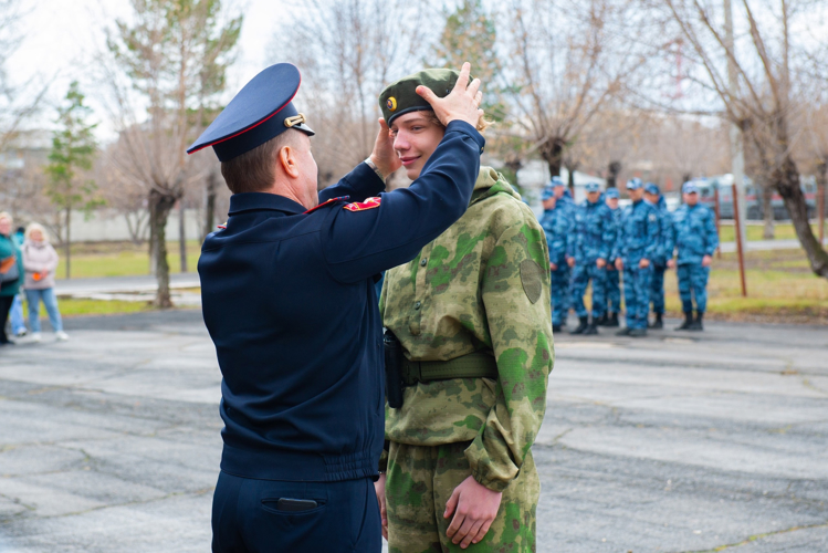 В Магнитогорске начальник территориального управления Росгвардии вручил береты участникам «Гвардейской смены»