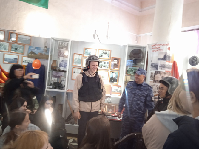 Сотрудники Росгвардии провели встречи с детьми в Челябинске и Бредах