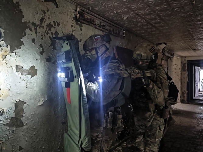 Журналистов телеканала «ОТВ» познакомили со службой ОМОН «Таганай»