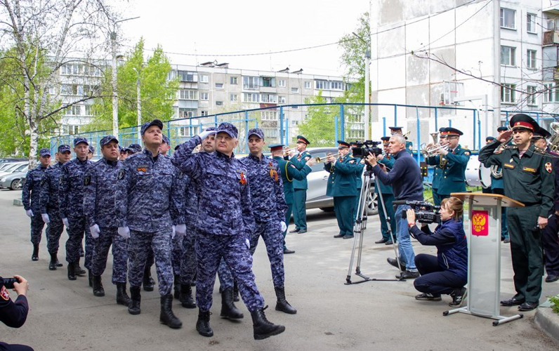 Росгвардейцы провели персональный Парад для ветерана ВОВ Романа Филюшкина