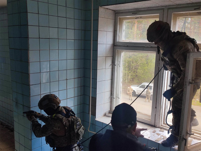 Журналистов телеканала «ОТВ» познакомили со службой ОМОН «Таганай»