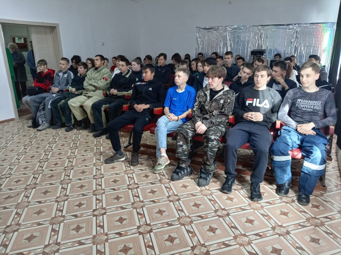 В Варне росгвардейцы провели «Урок мужества» со студентами колледжа