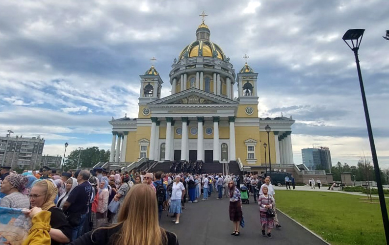 В Челябинске росгвардейцы  смогли прикоснуться к одной из самых почитаемых святынь Руси - Казанской иконе Божией Матери