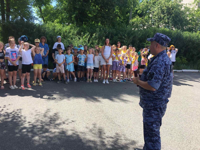 Росгвардейцы продолжают проводить мероприятия в рамках акции «Каникулы с Росгвардией» на Южном Урале