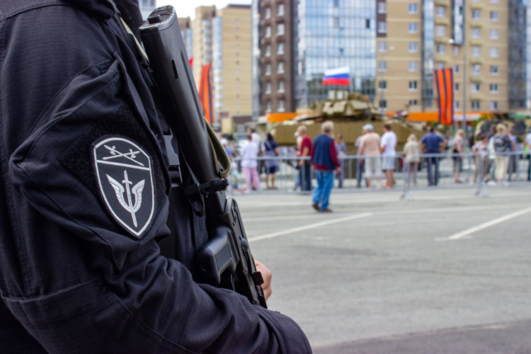 Росгвардейцы обеспечивают безопасность посетителей выставки  трофейной техники в Челябинске