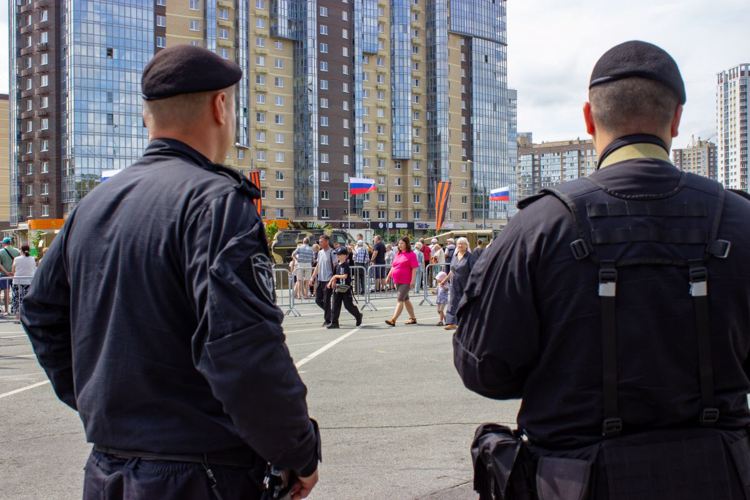 Росгвардейцы обеспечивают безопасность посетителей выставки  трофейной техники в Челябинске
