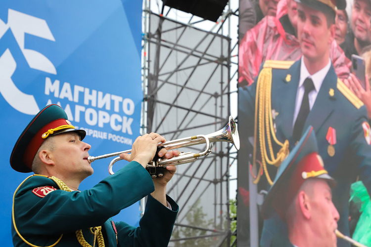 Музыканты Росгвардии поздравили жителей Магнитогорска с днем города