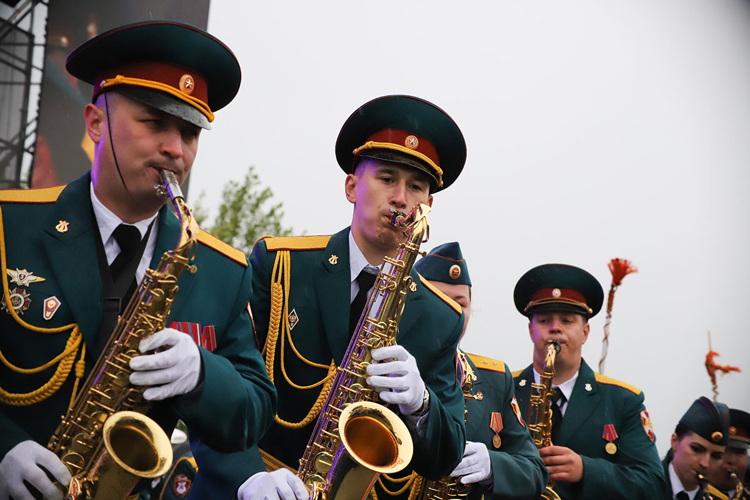 Музыканты Росгвардии поздравили жителей Магнитогорска с днем города