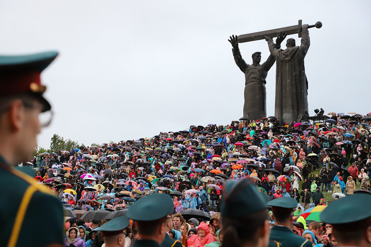 Музыканты Росгвардии поздравили жителей Магнитогорска с днем города