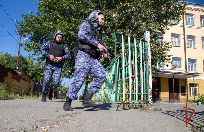 Росгвардейцы продолжают проверять готовность школ к новому учебному году на Южном Урале