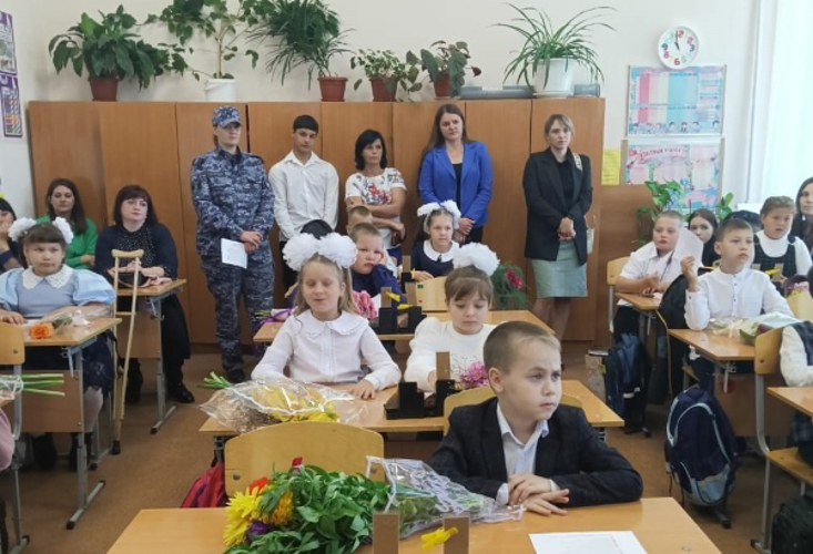 С Днем знаний росгвардейцы поздравили школьников на Южном Урале
