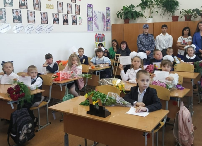 С Днем знаний росгвардейцы поздравили школьников на Южном Урале