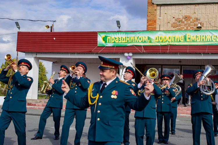 Оркестр территориального управления Росгвардии поздравил жителей Еманжелинки с 255-летием