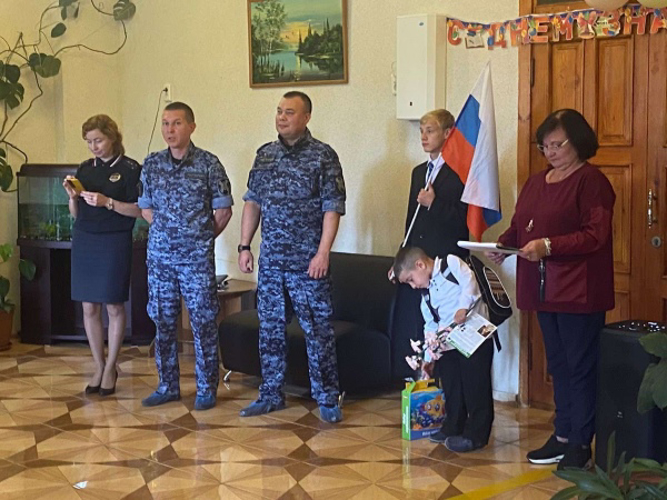 С Днем знаний росгвардейцы поздравили школьников на Южном Урале