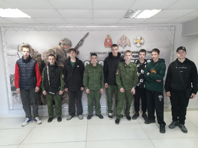 В Златоусте сотрудники ОМОН «Таганай» провели урок мужества для школьников