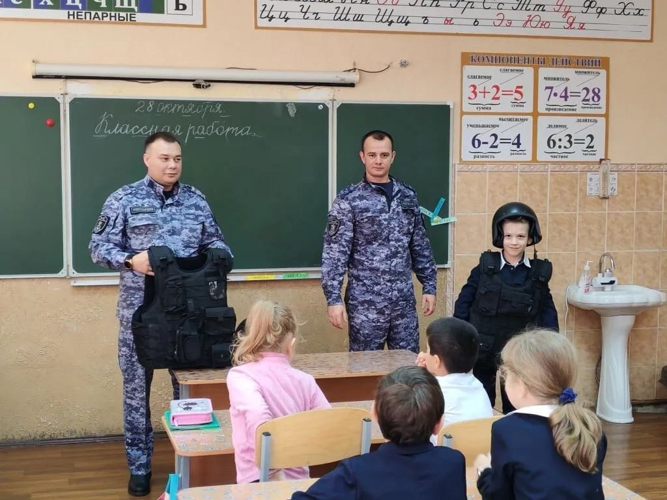 В Магнитогорске росгвардейцы провели открытый урок для школьников