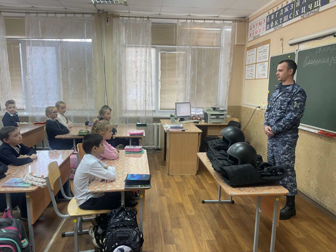 В Магнитогорске росгвардейцы провели открытый урок для школьников