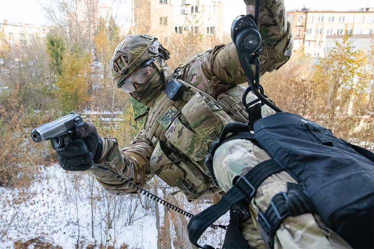 В Челябинске сотрудники СОБР «Гром» провели занятия по высотной подготовке