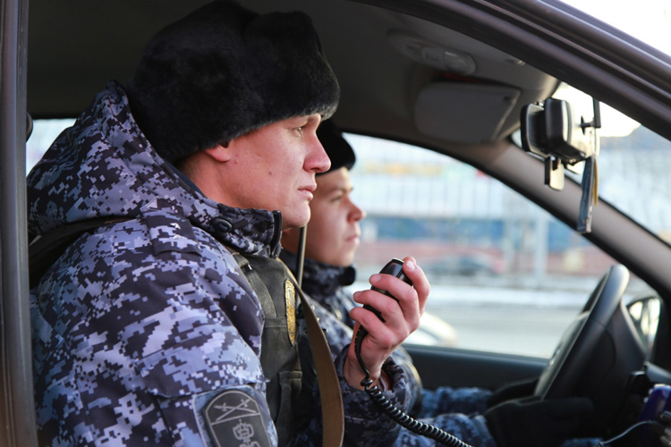 В Челябинске росгвардейцы задержали мужчину с наркотическим веществом