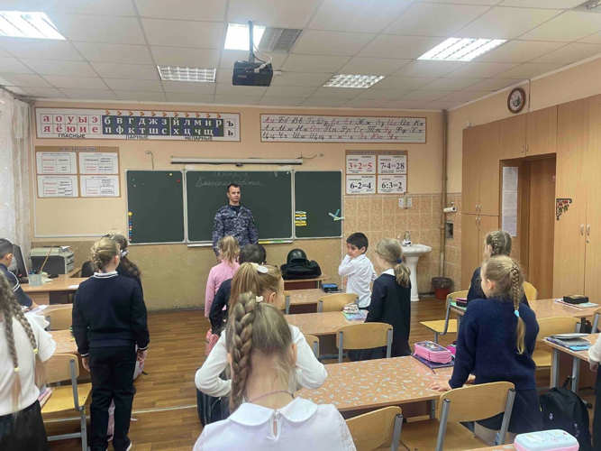В Магнитогорске росгвардейцы провели открытый урок для школьников