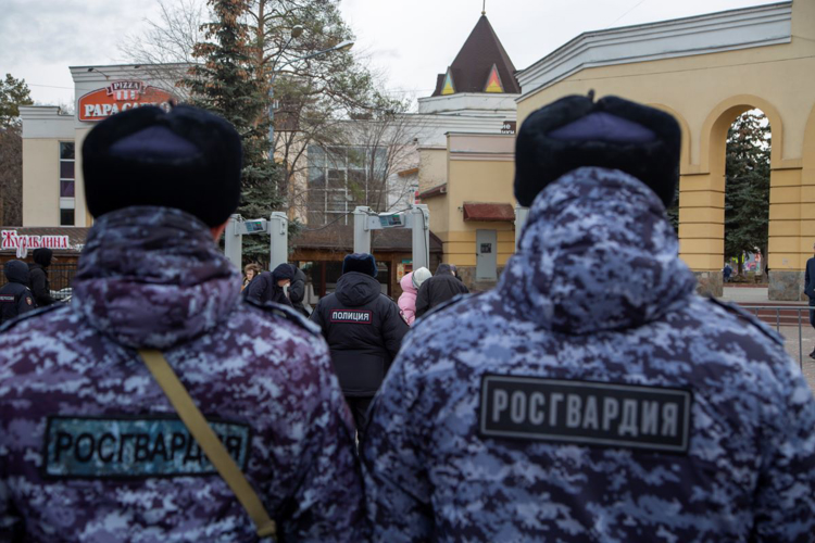 Росгвардейцы приняли участие в охране порядка при проведении праздничных мероприятий по всей Челябинской области