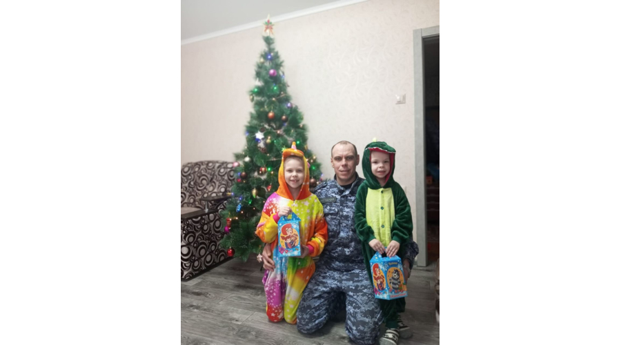 «Дед Мороз специального назначения» продолжает поздравлять детей на Южном Урале